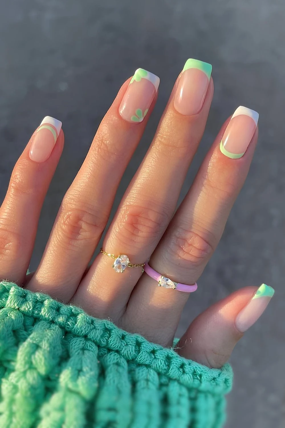 Grün-weiße Blumenmaniküre