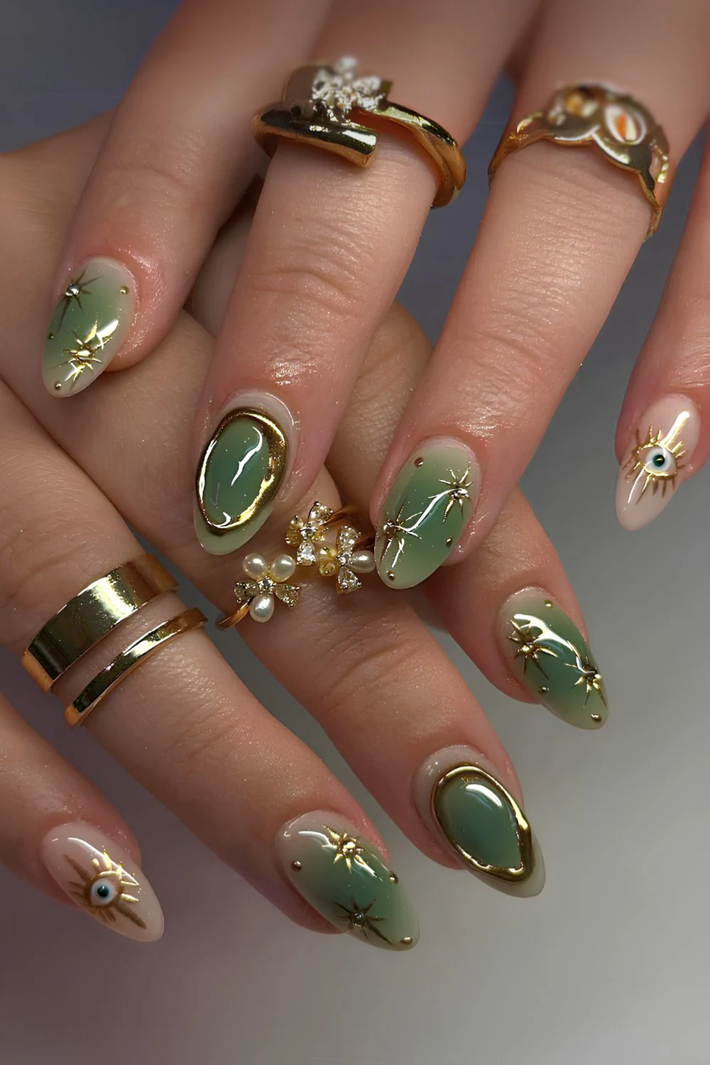 Grüne Aura-Maniküre mit goldenen Chrome-Details