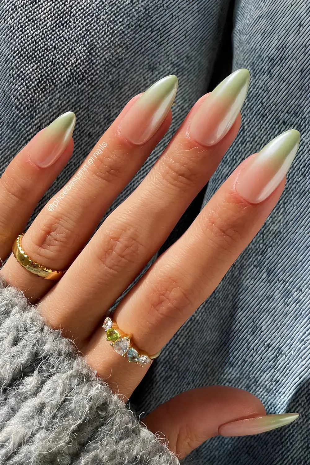 Grüne Ombré-Nägel