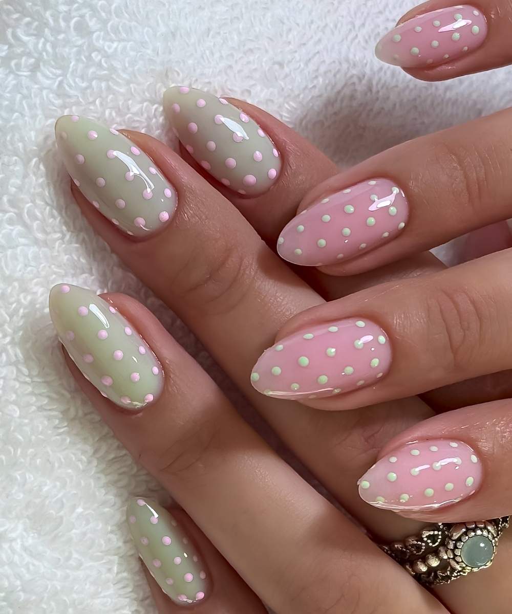 Gruene und pinke Naegel mit Polka Dots
