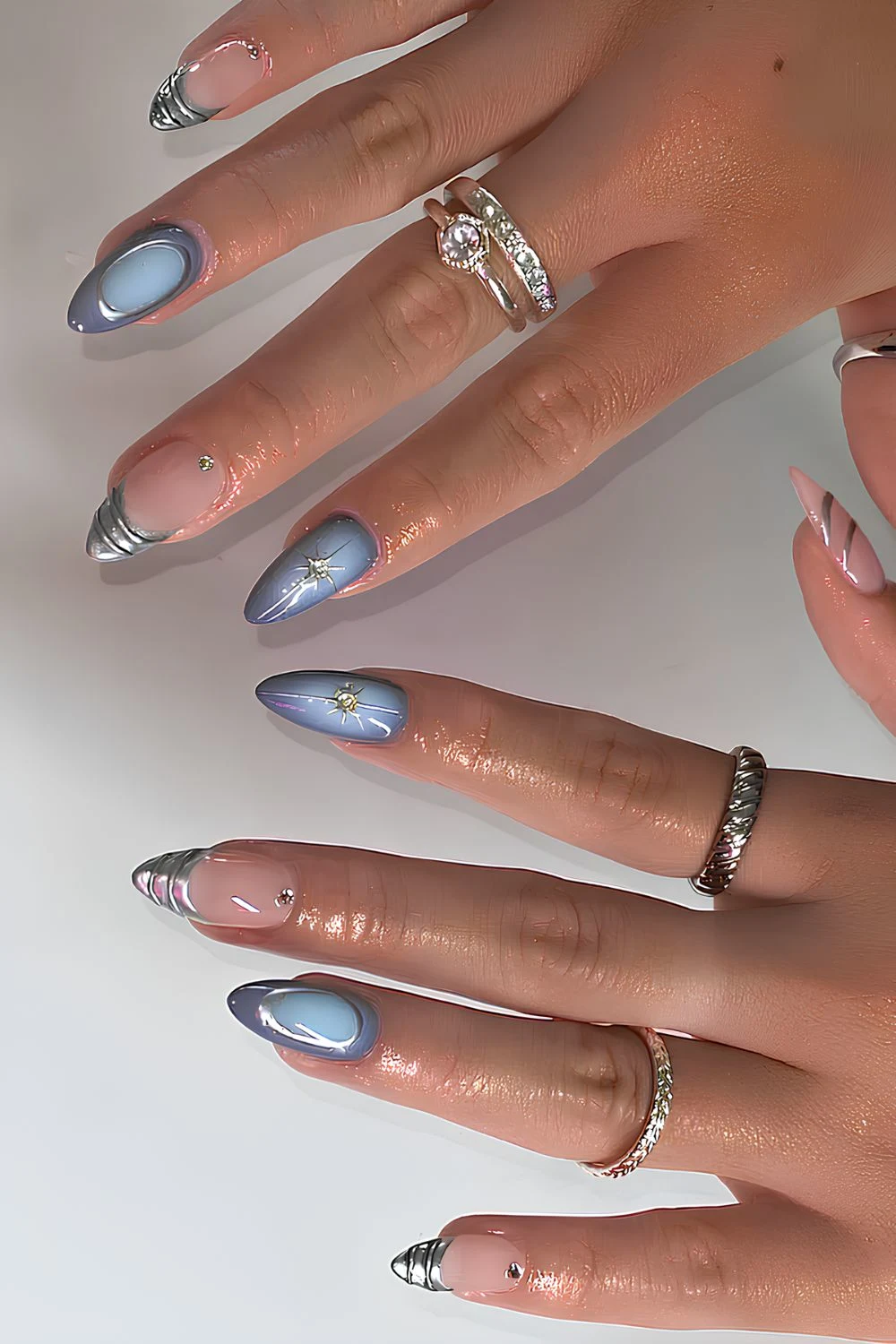 Hellblaue Aura-Mani mit silbernen Chrome-Akzenten