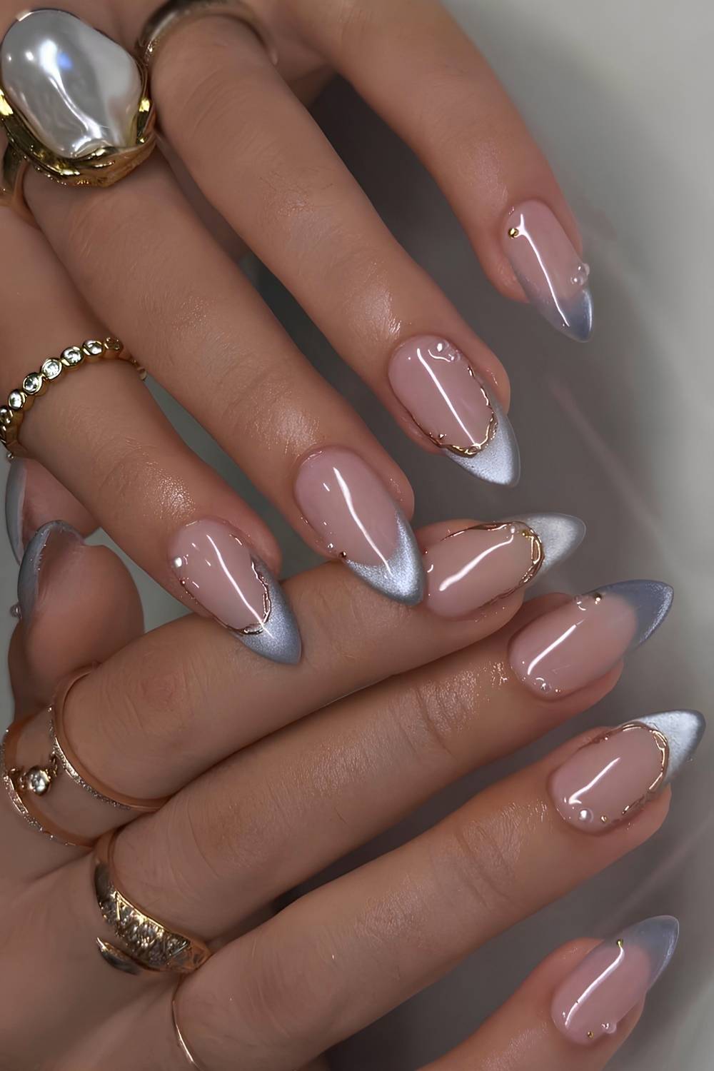 Hellblaue Cat Eye French Nails