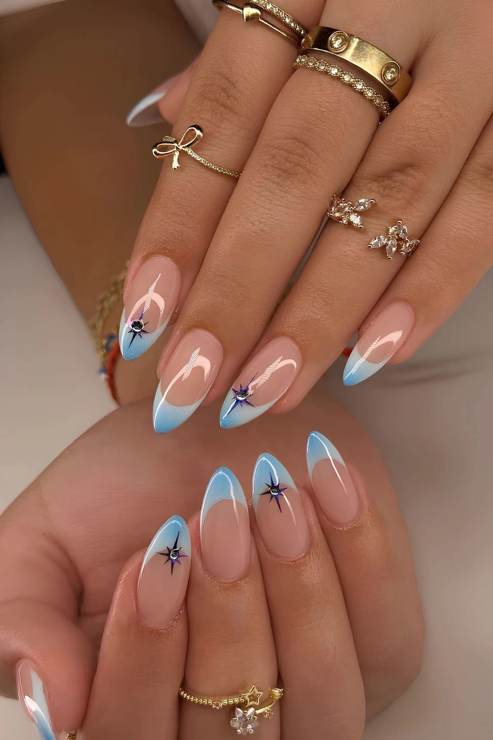 Hellblaue French-Mani mit Aura-Effekt
