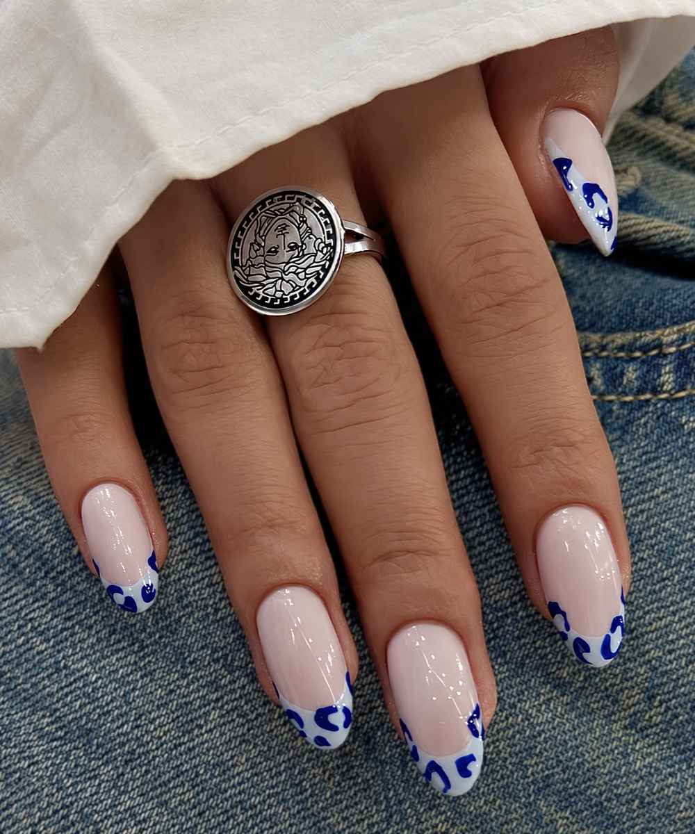 Hellblaue French Mani mit Leopardenprint