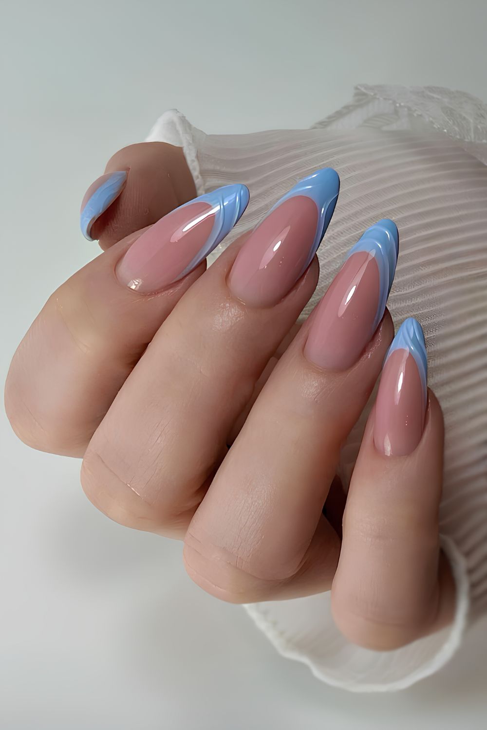 Hellblaue French-Mani mit skulpturierten Swirls