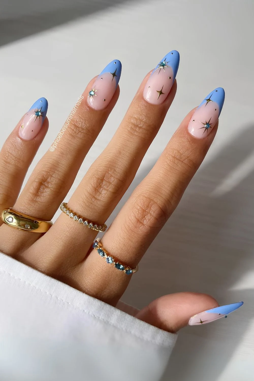 Hellblaue French-Maniküre mit Sternen-Charms