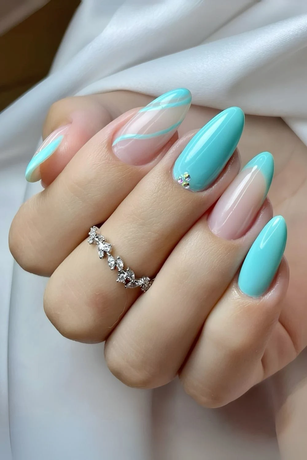 Tiffany-Blaue Mani mit Swirls und Strasssteinen