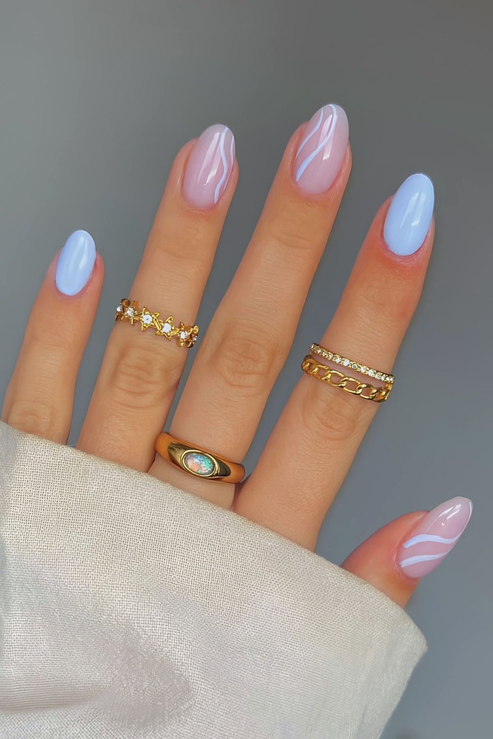 Hellblaue Mani mit Akzent-Line-Art