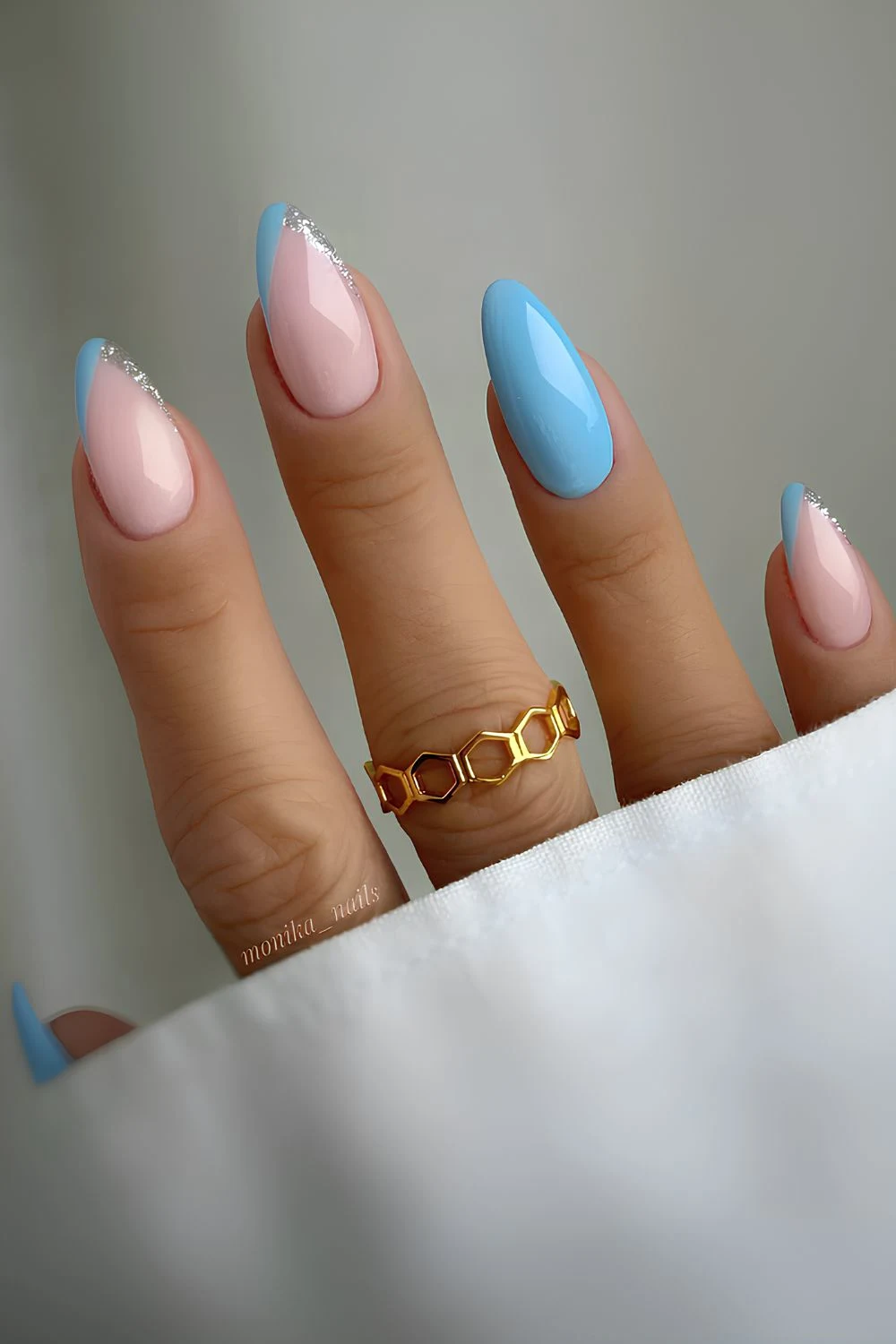 Hellblaue Mani mit spitzen French-Tips