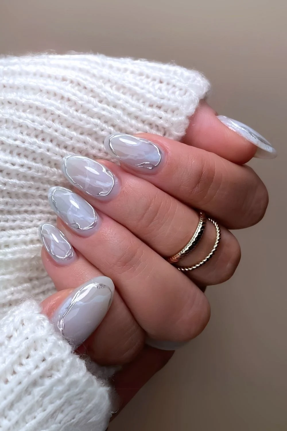 Hellblaue Marmor-Nägel mit Chrome-Akzenten