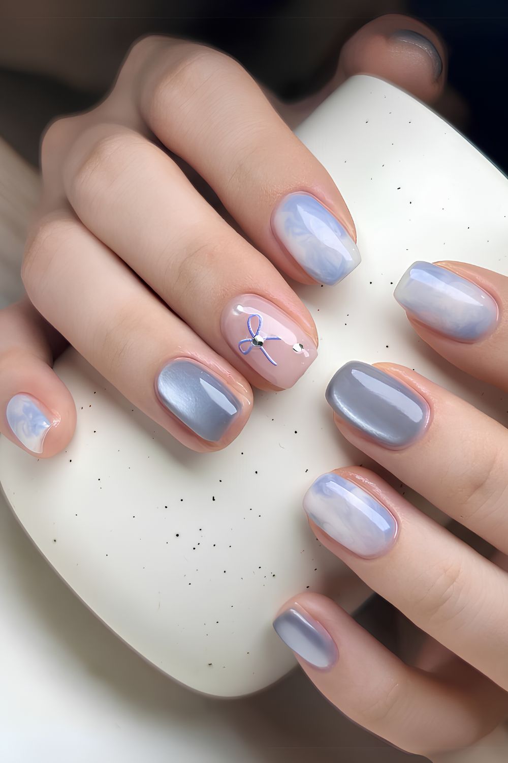 Hellblaue Nägel mit Marmor- und Glas-Effekt