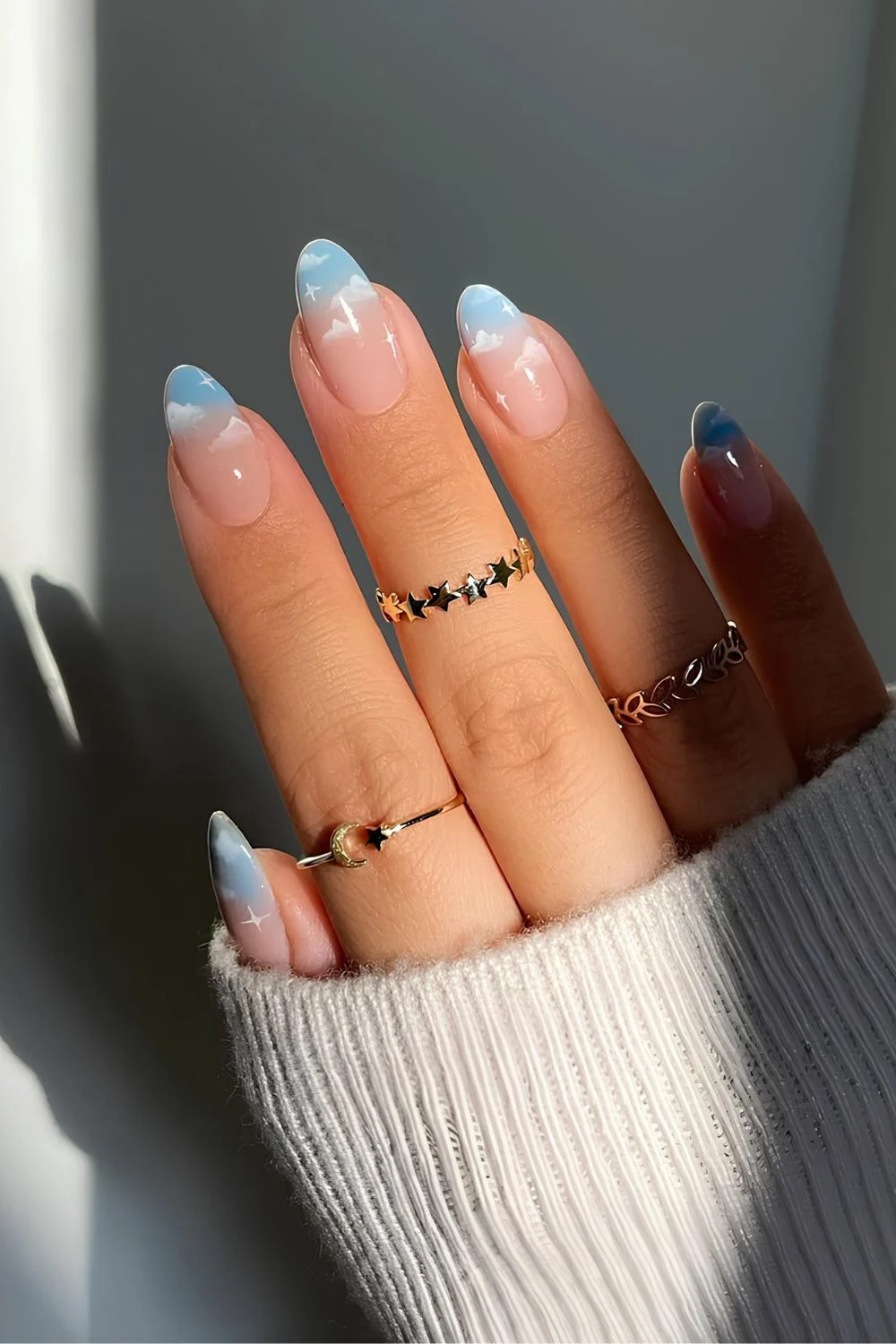 Hellblaue Ombre-French-Nägel mit Wolken-Details