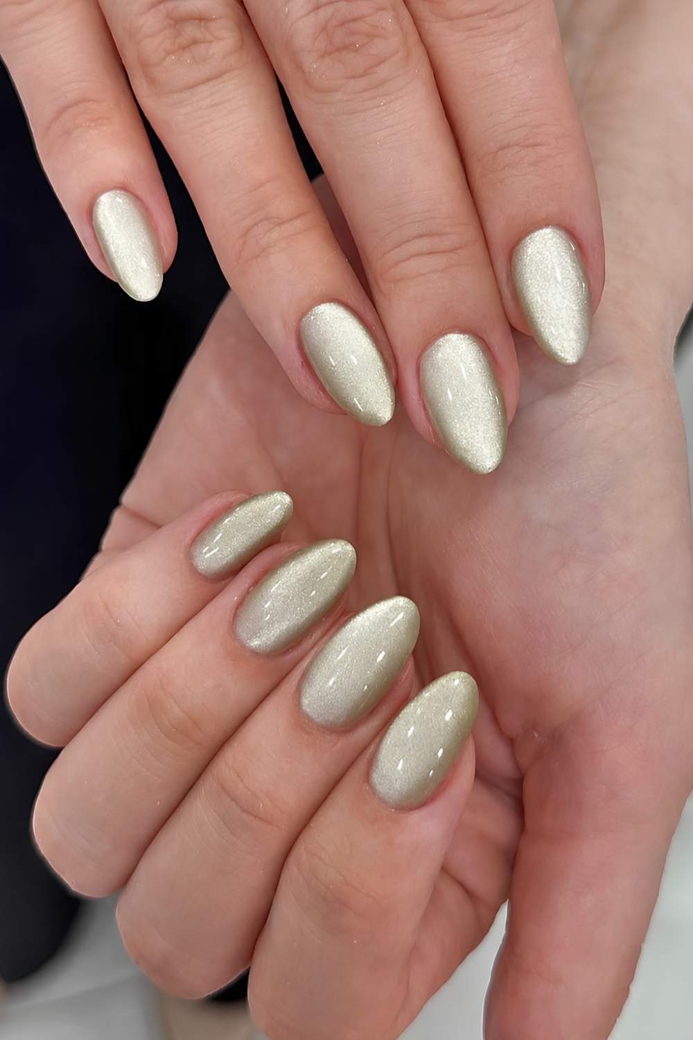 Hellgruene Cat Eye Naegel
