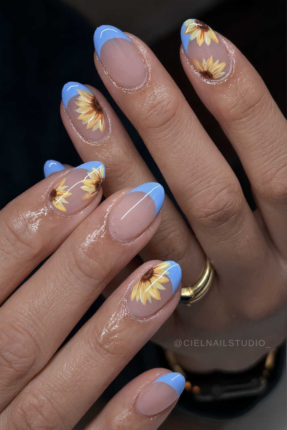 Himmelblaue French Naegel mit gelben Sonnenblumen