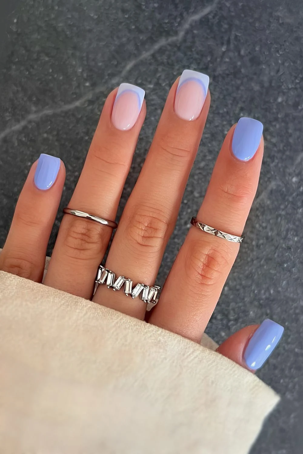 Himmelblaue Nägel mit French-Tip-Akzent