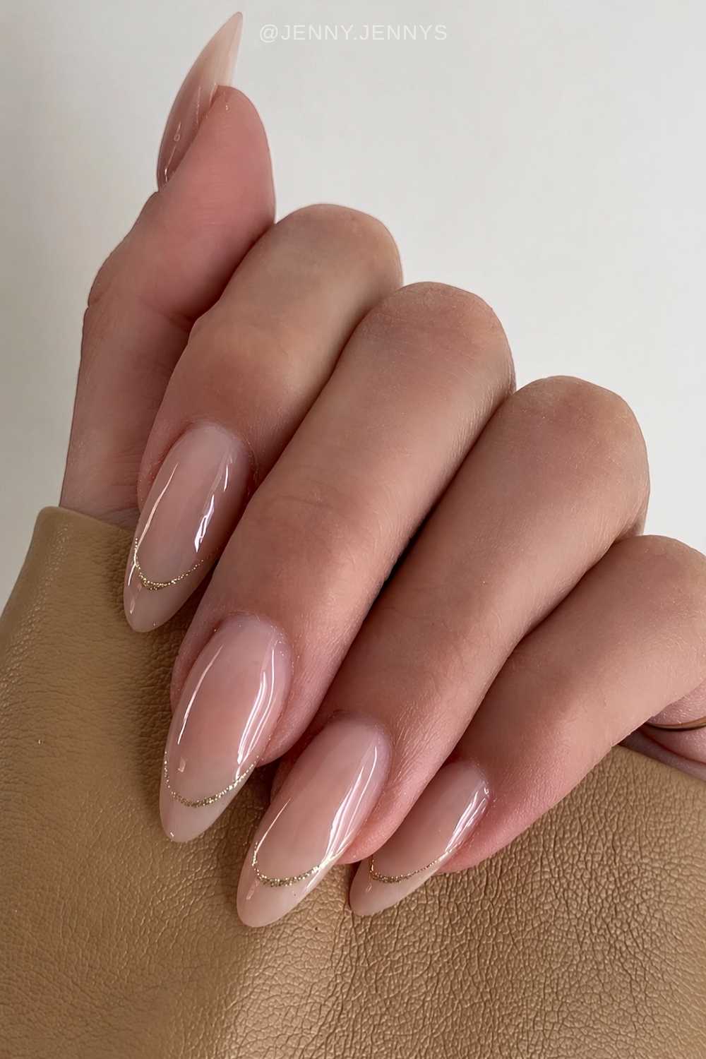 Invisible French Manikuere mit Glitzerlinie