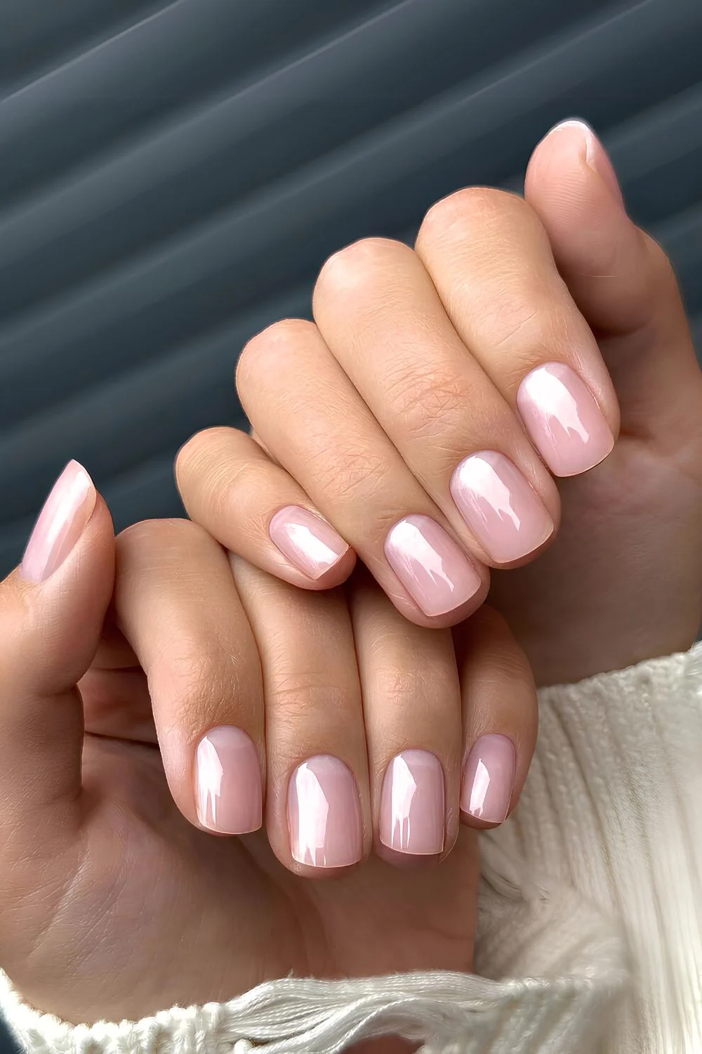 Jelly-Pink-Nägel mit Half-Moon-Design