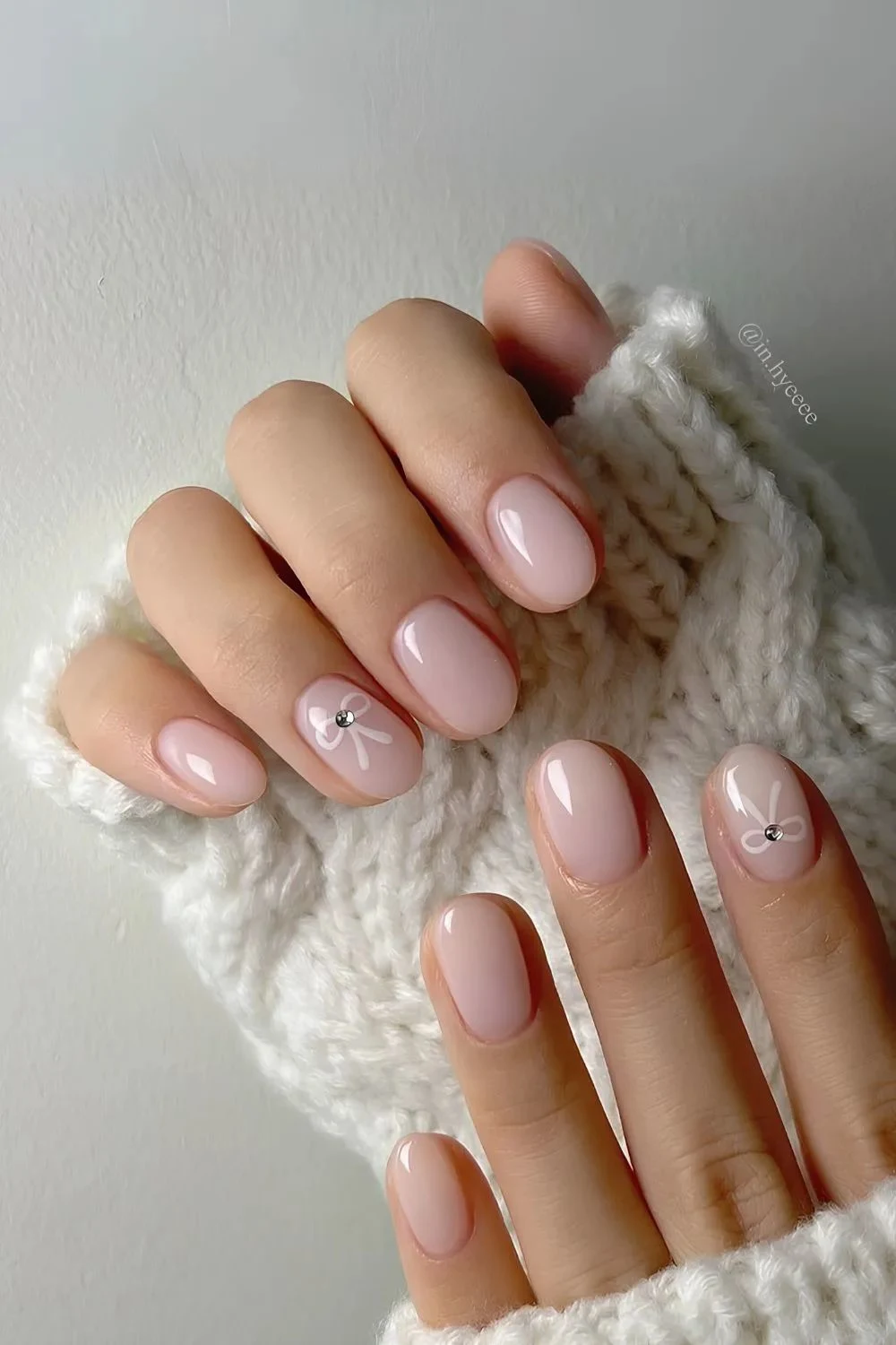 Jelly-rosa Nägel mit Schleife