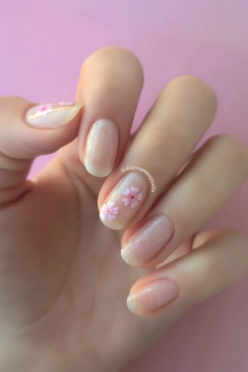 Kirschbl&uuml;ten-N&auml;gel mit Glitzer-Highlight