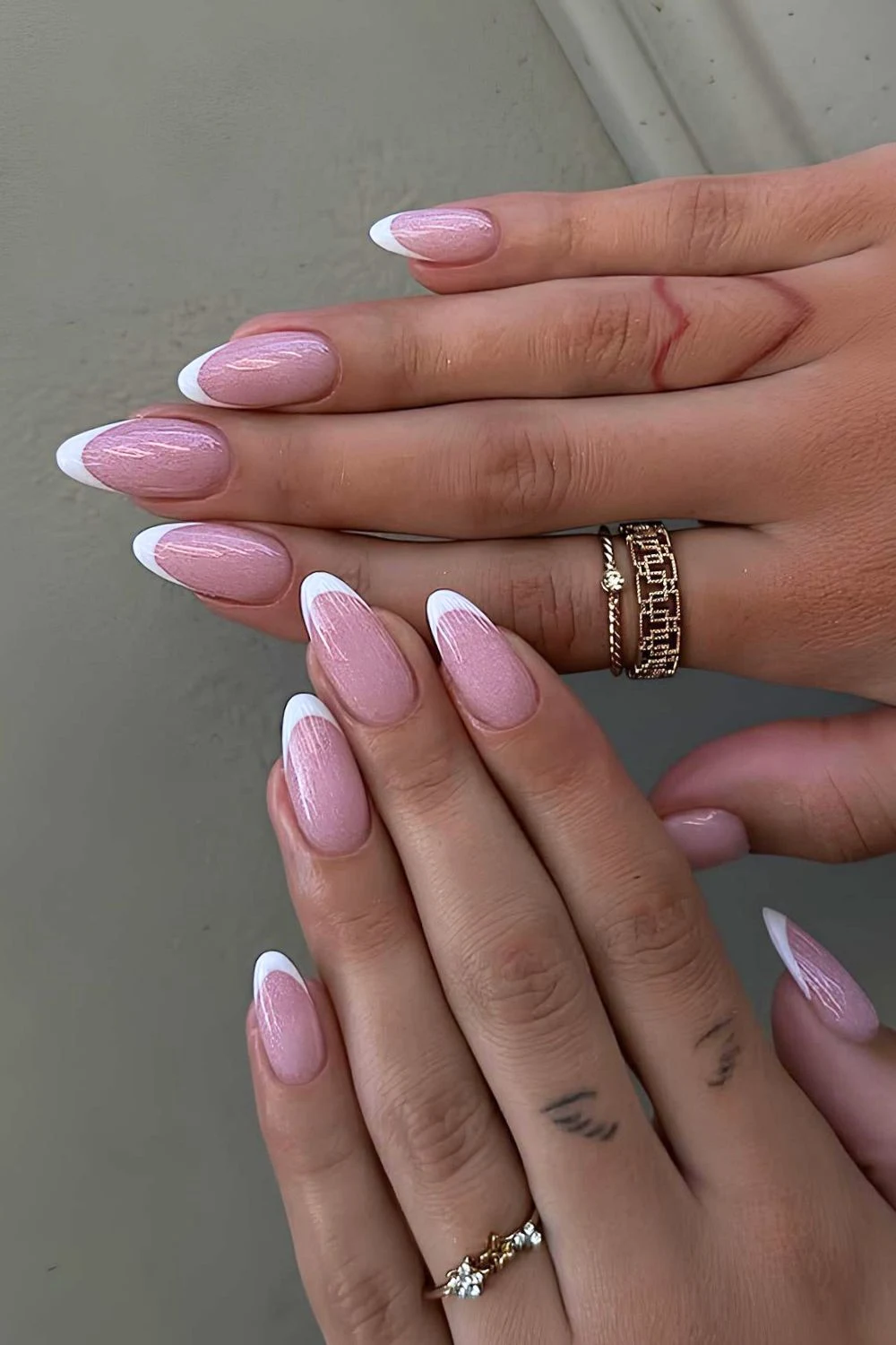 Klassische weiße French Maniküre