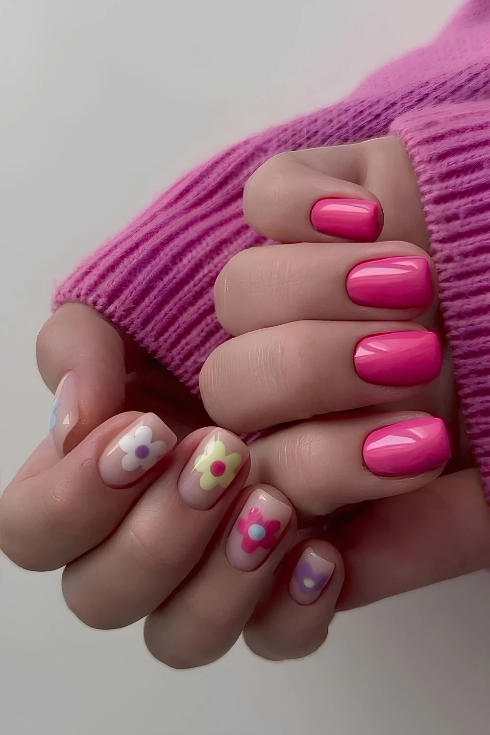 Knallpink Nägel mit bunten Blumen-Details