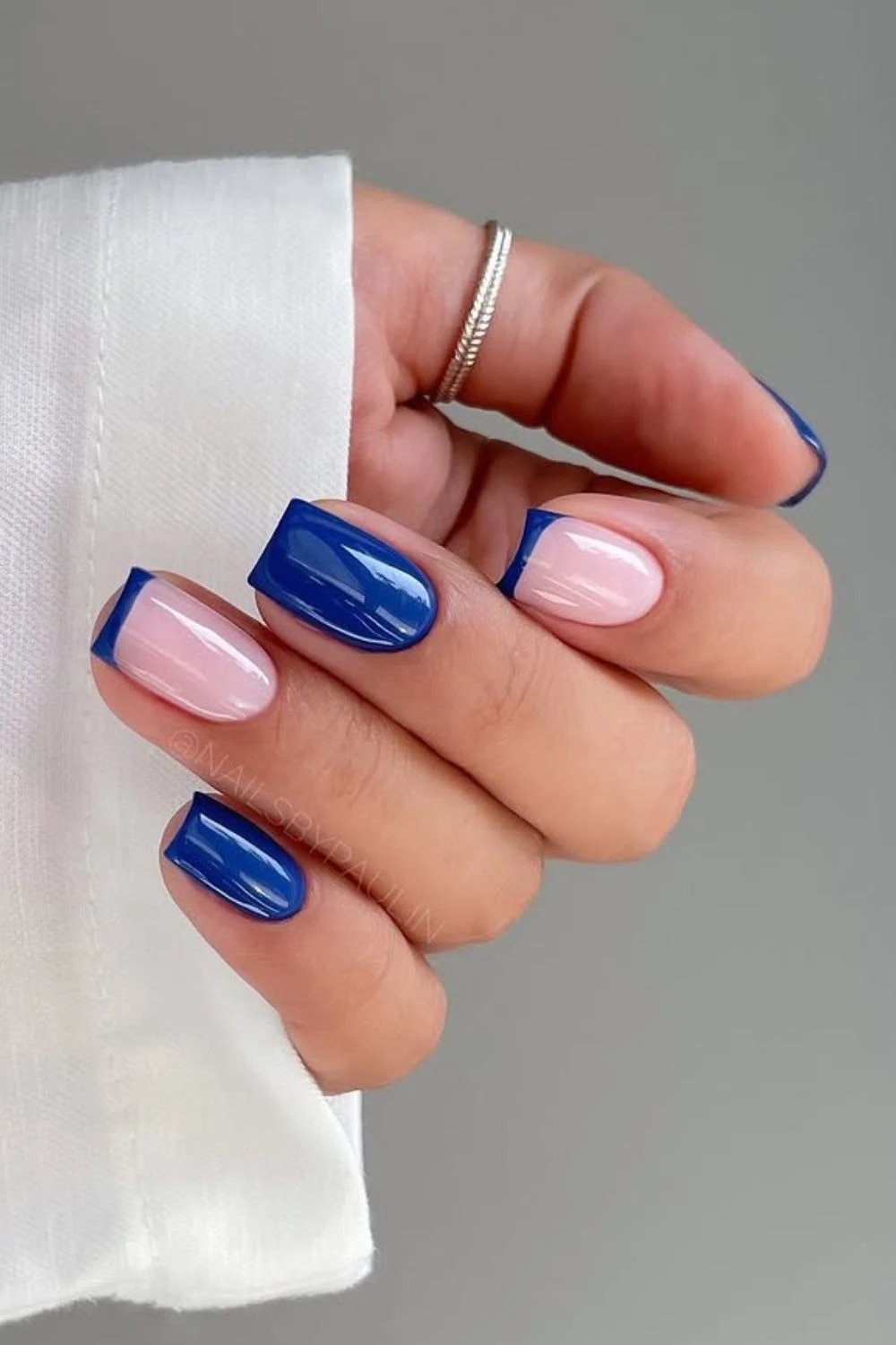 Kobaltblaue Nägel mit Mix aus Fullcover und French