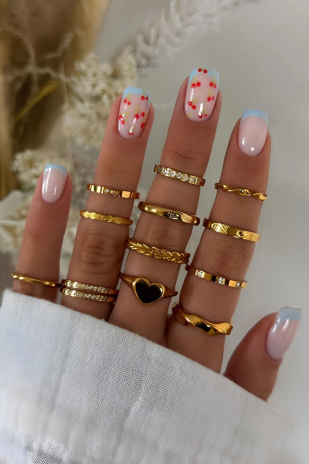 Kurze blaue French-Nägel mit Kirschen