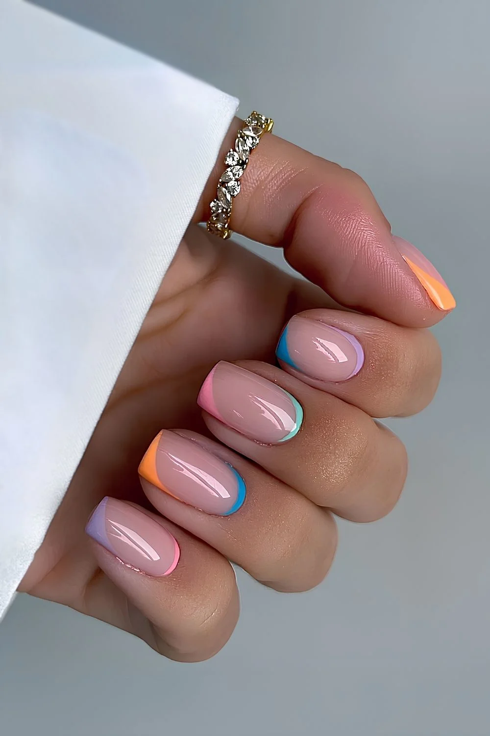 Kurze bunte Reverse-French-Nägel