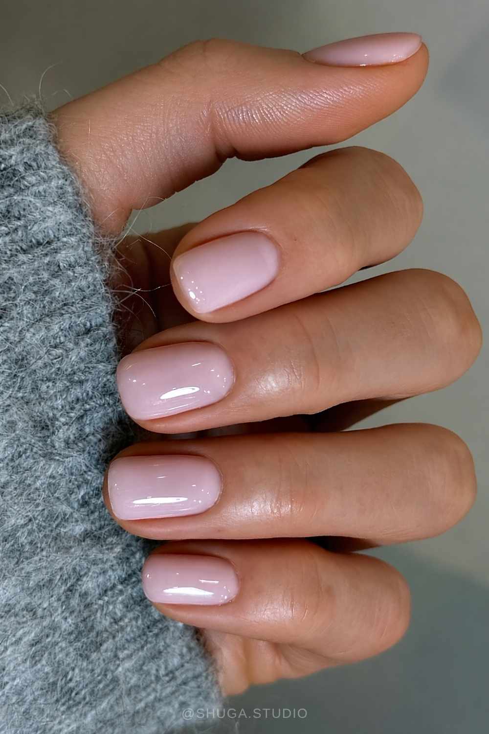 Kurze glaenzende rosa Manikuere