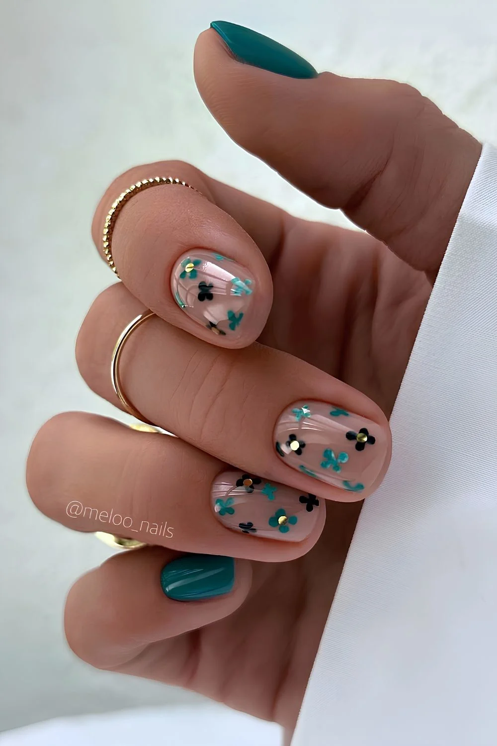 Kurze grüne Nägel mit Blumen-Design