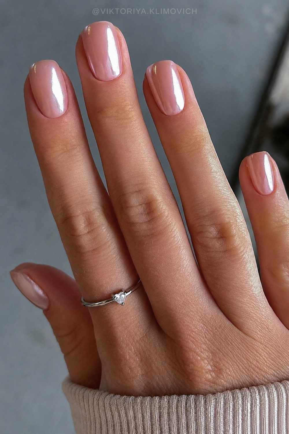 Kurze hellrosa Chrome Naegel