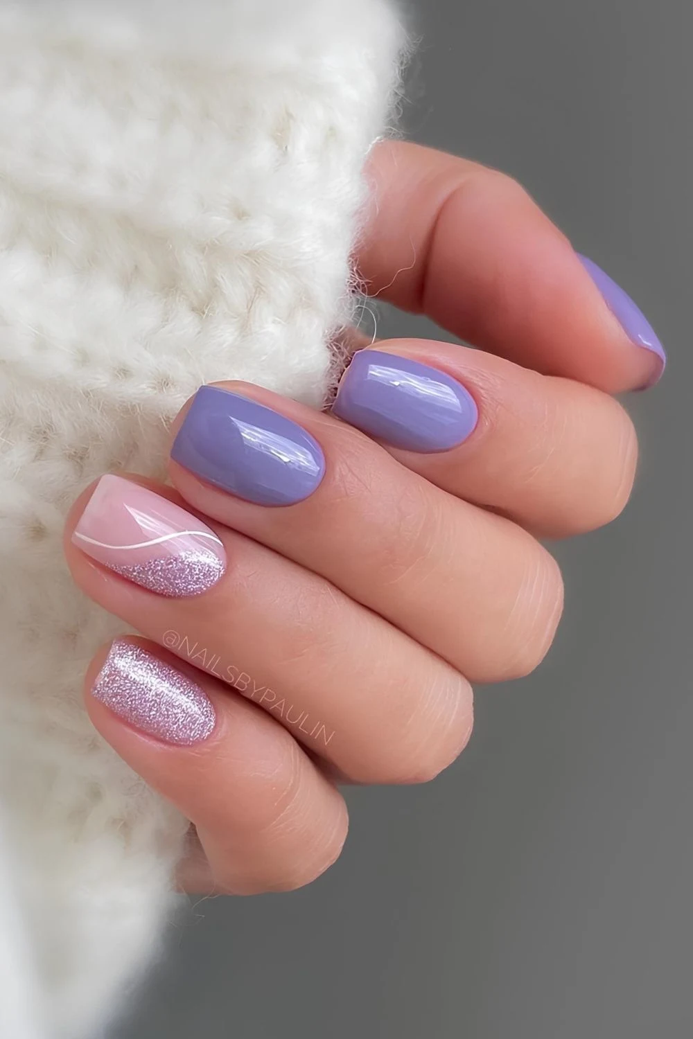 Kurze lila Nägel mit Glitzer-Akzenten