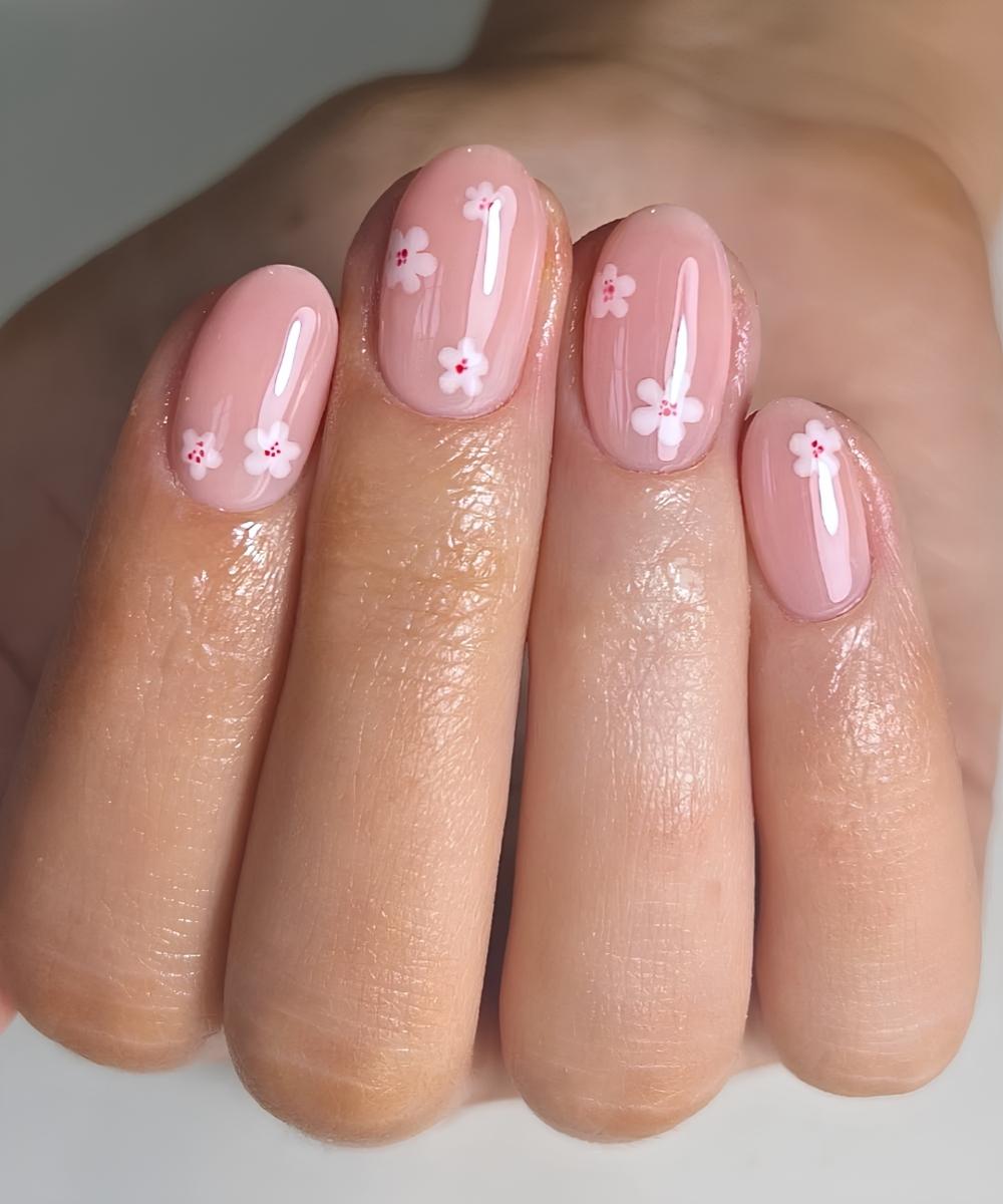 Kurze milchig rosa Naegel mit Kirschblueten