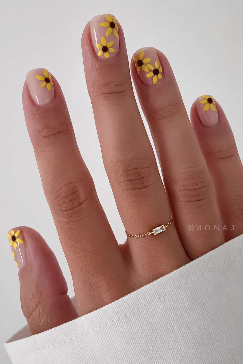 Kurze milchige Naegel mit Sonnenblumen