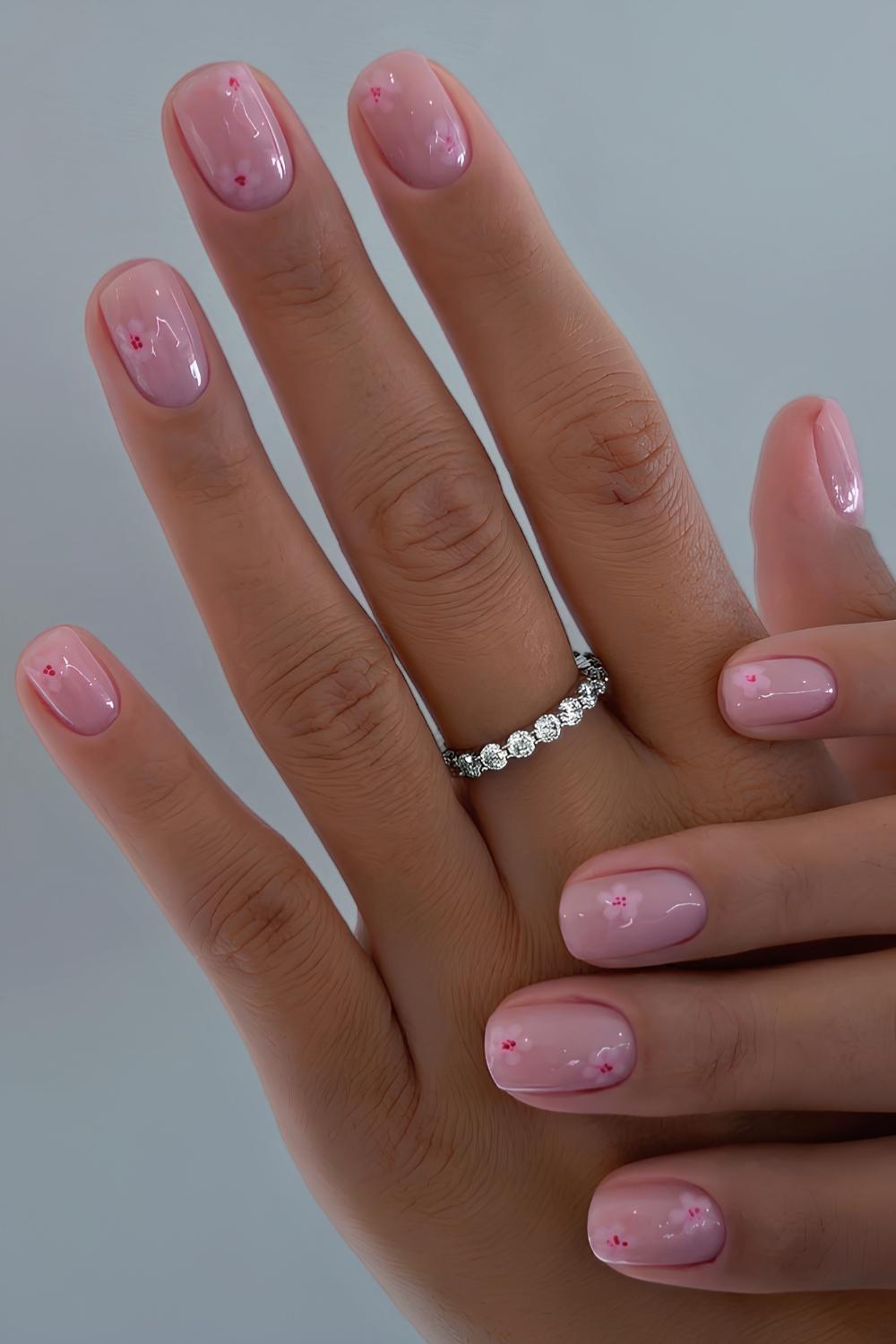 Kurze rosa Naegel mit Kirschblueten