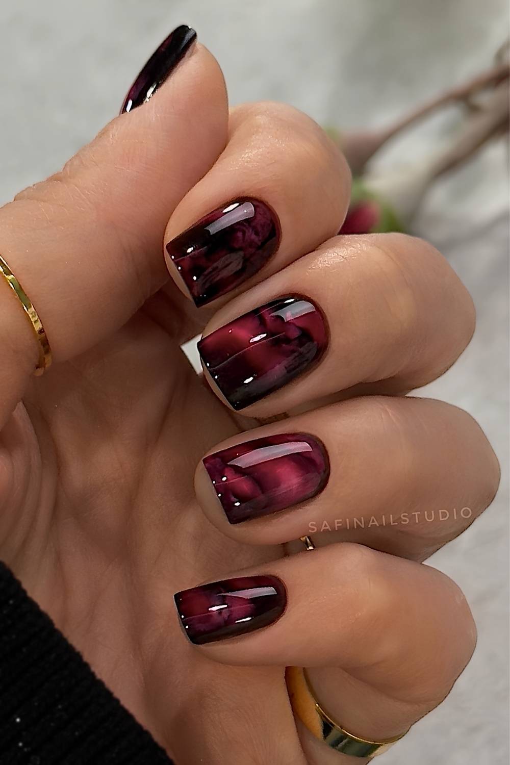 Kurze rote und schwarze Marmor Naegel