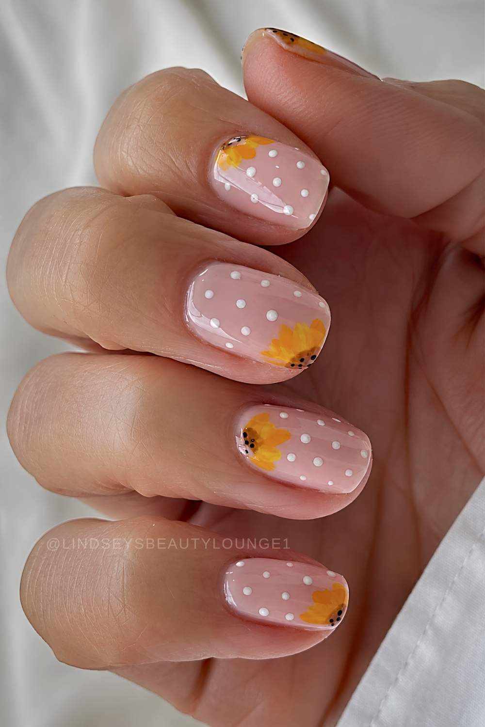 Kurze transparente Mani mit Punkten