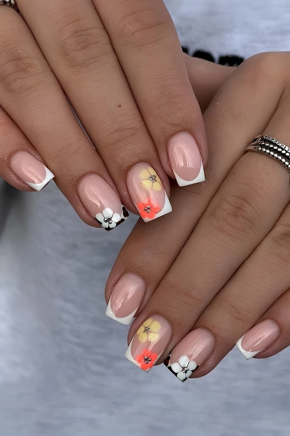 Kurze weiße French-Nägel mit Blumen und Animal Print