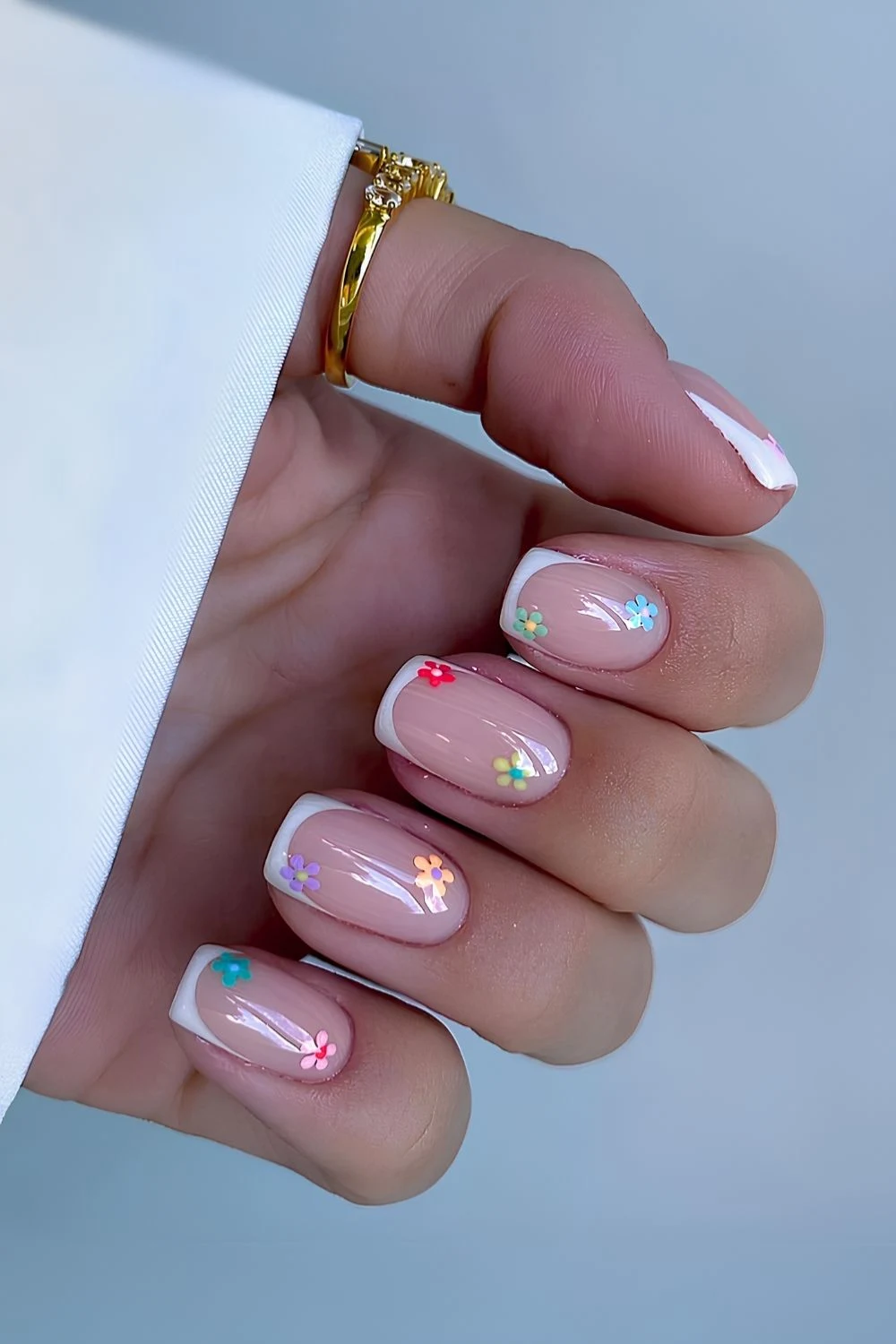 Kurze weiße French-Nägel mit Blumen