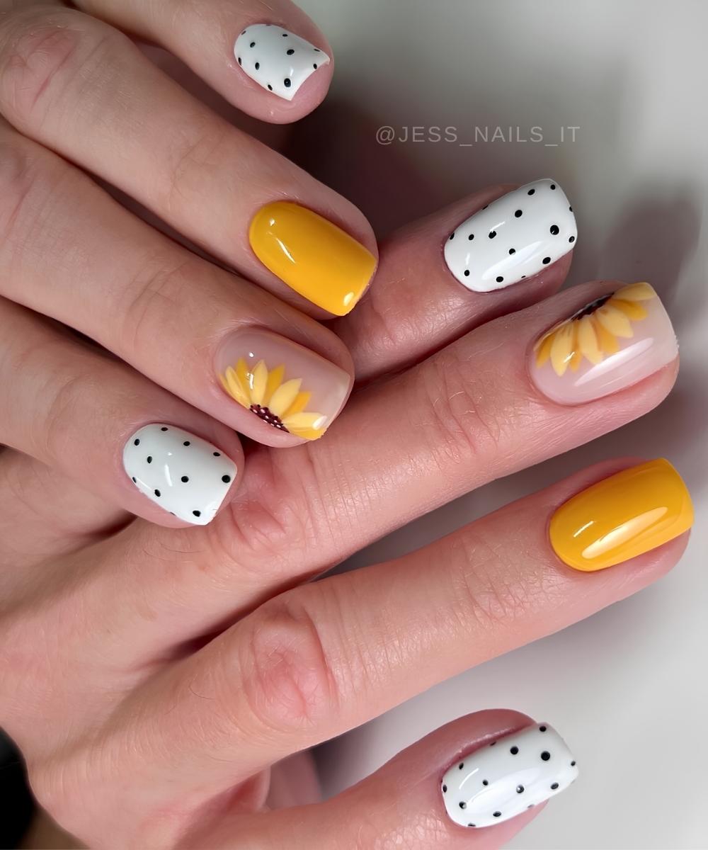 Kurze weisse und gelbe Mani mit Punkten und Sonnenblumen