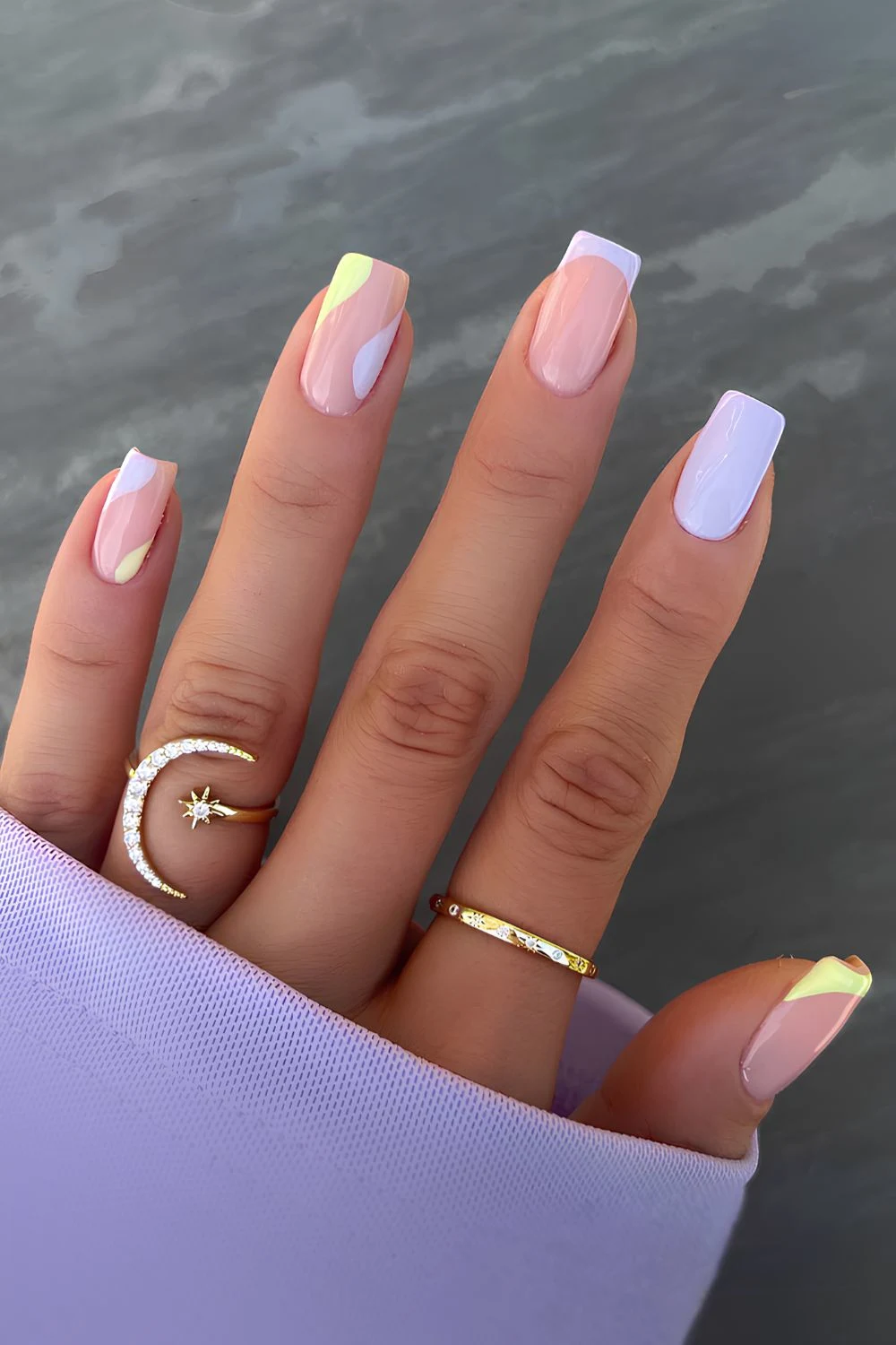 Lavendel- und gelbe Negative-Space-Mani