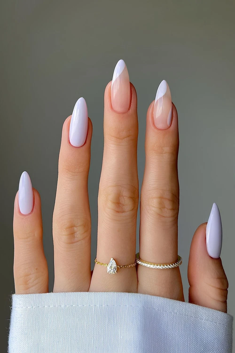 Lavendelfarbene Nägel mit Negative-Space-Design