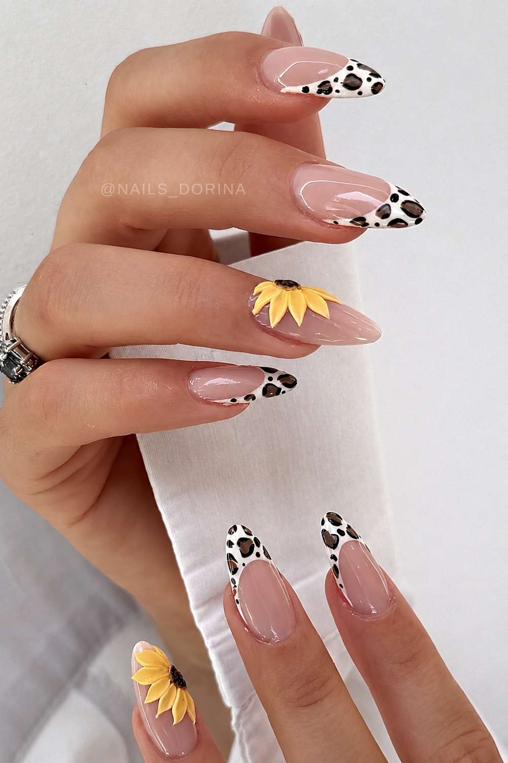 Leoparden French Mani mit Sonnenblumen