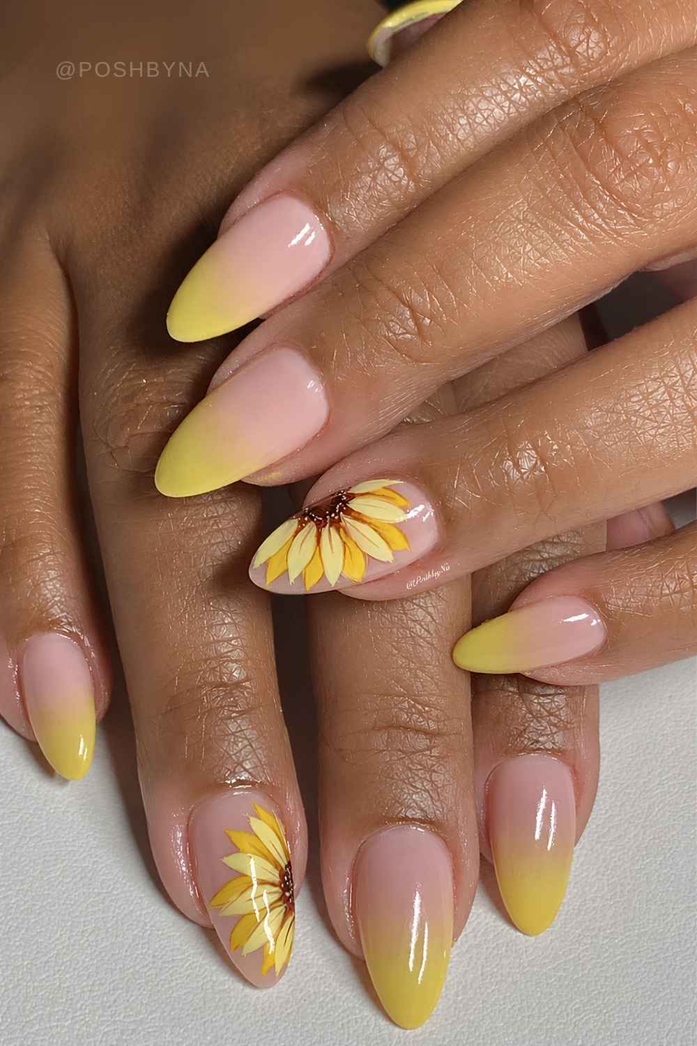Leuchtend gelbe Ombre Naegel mit Sonnenblumen