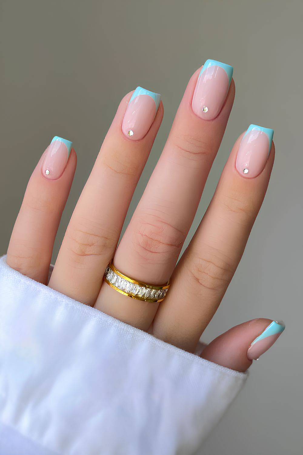 Hellblaue Frenchies mit Strass-Akzenten