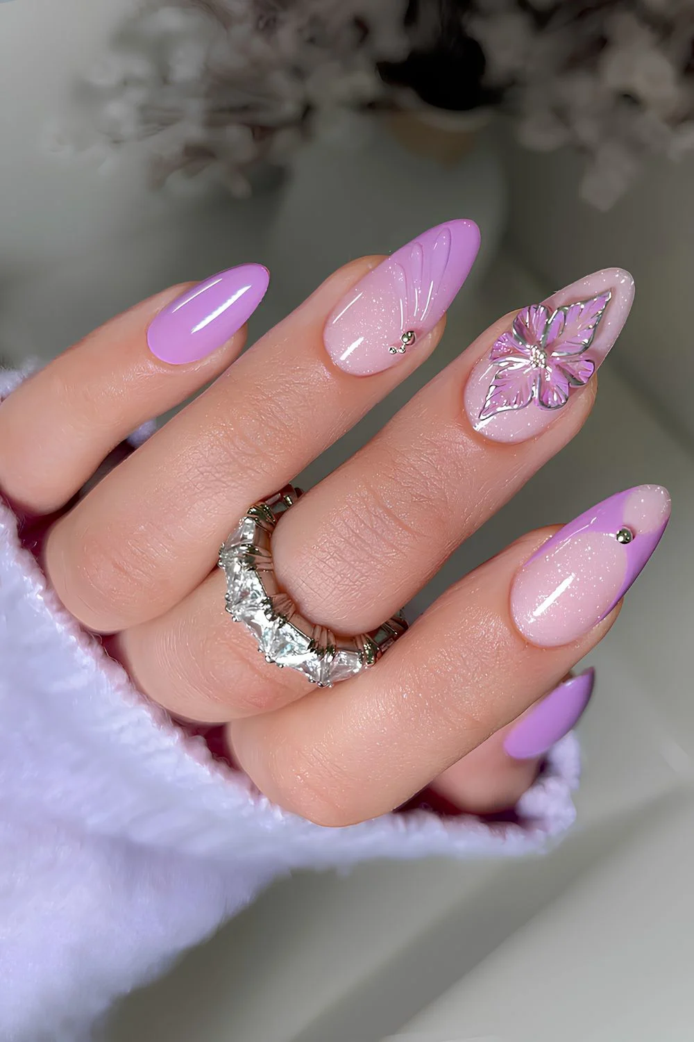 Lila Nägel mit 3D-Blumen