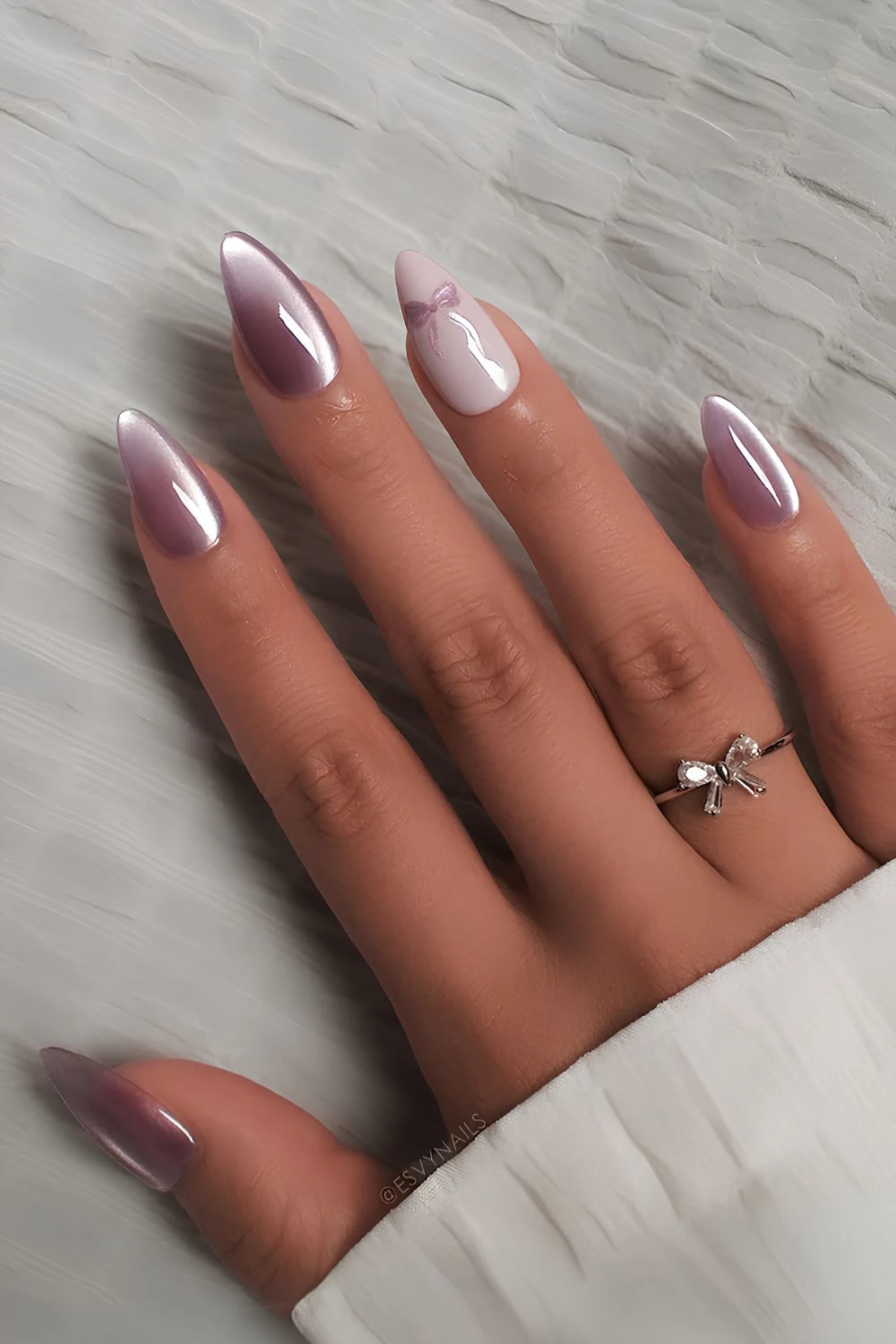 Lila und weiße Cat-Eye-Nägel