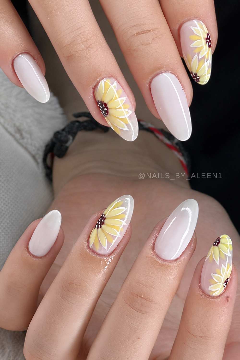 Mandelfoermige milchig weisse Mani mit Sonnenblumen