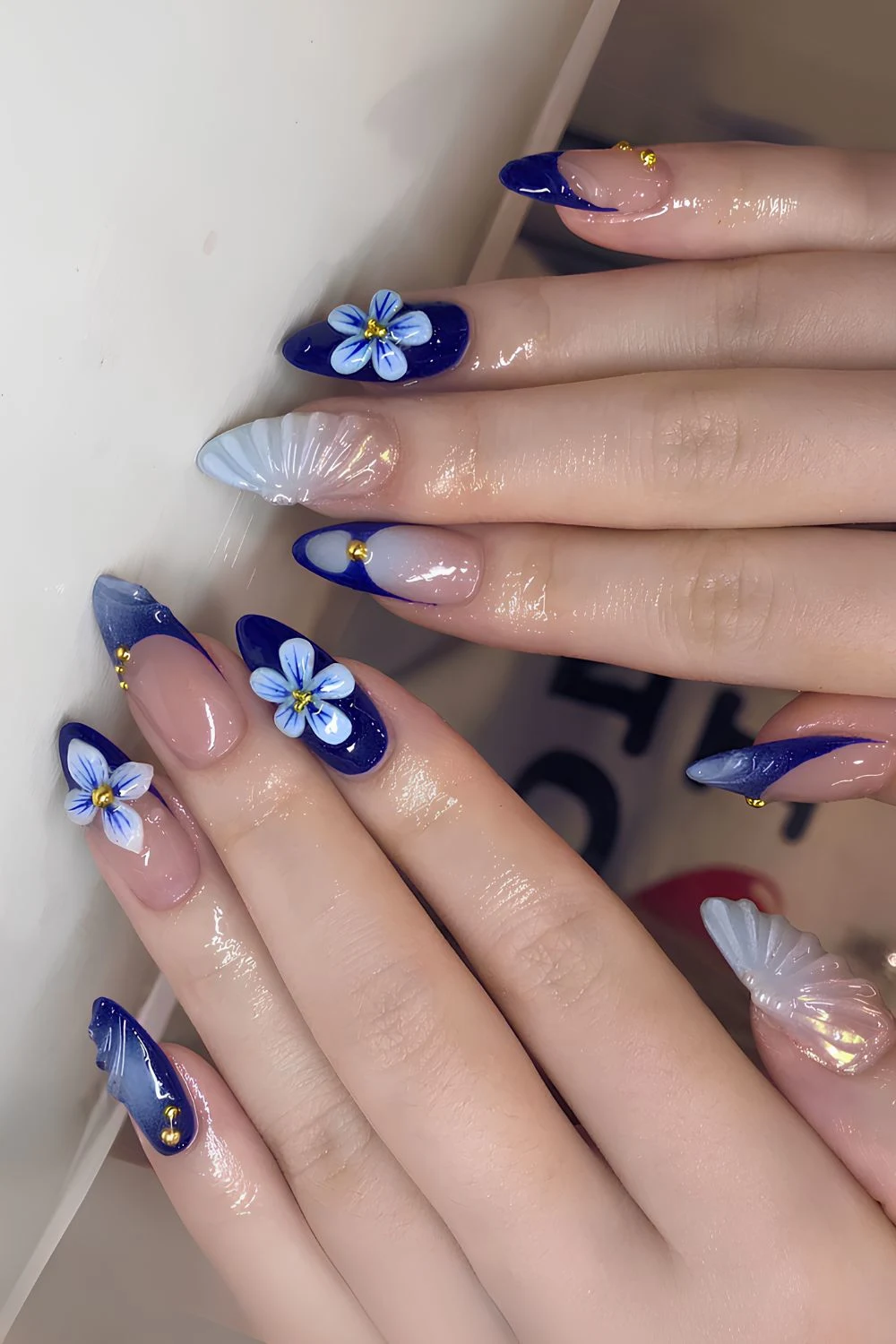 Marineblaue Maniküre mit floralen 3D-Details