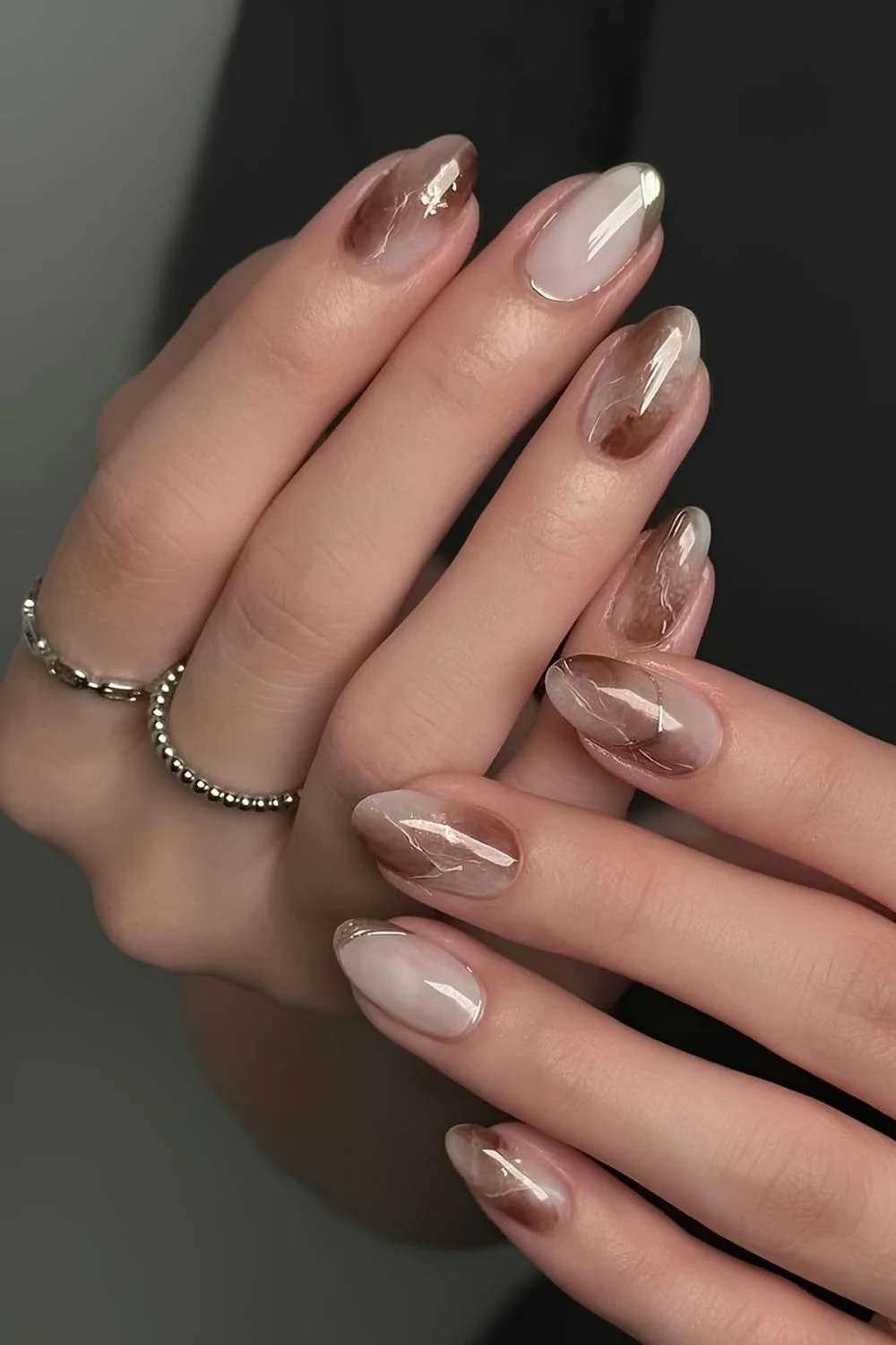 Marmor-N&auml;gel inspiriert von rauchigem Quarz